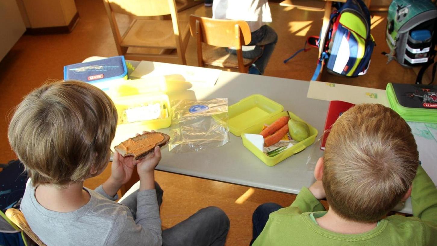 Veitsbronner Grundschüler frühstücken Möhren und Müsli 