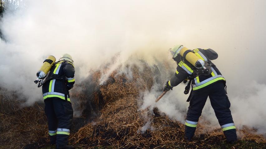 Mit dem Bagger gegen Flammen: Heuballen brennen in Zirndorf 