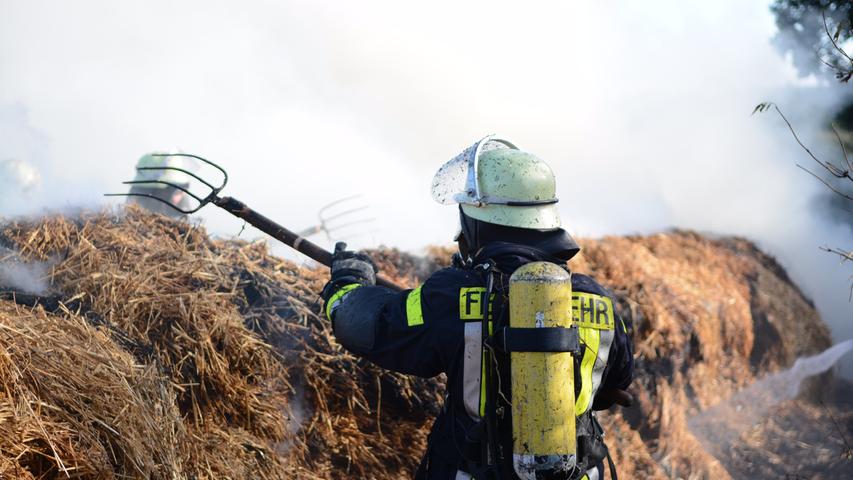 Mit dem Bagger gegen Flammen: Heuballen brennen in Zirndorf 