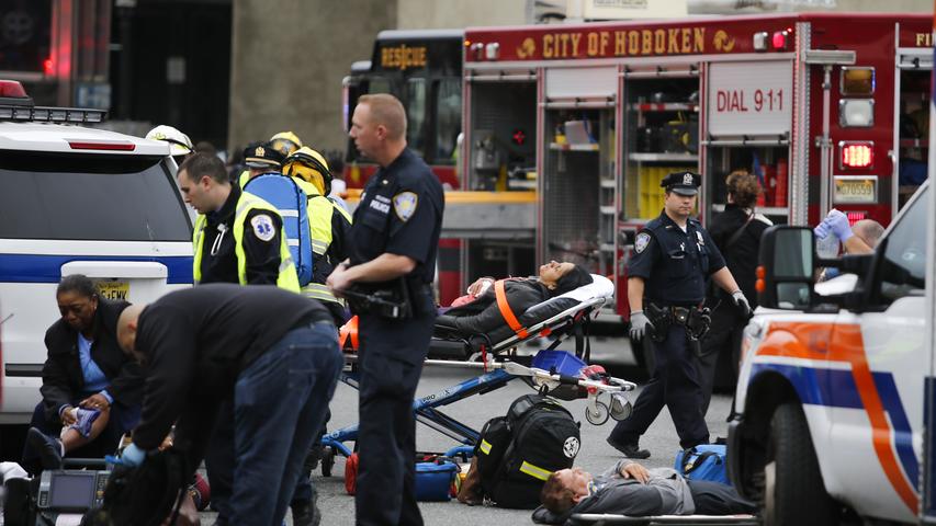 Zug rast in Bahnhof: Eine Tote und etliche Verletzte in Hoboken