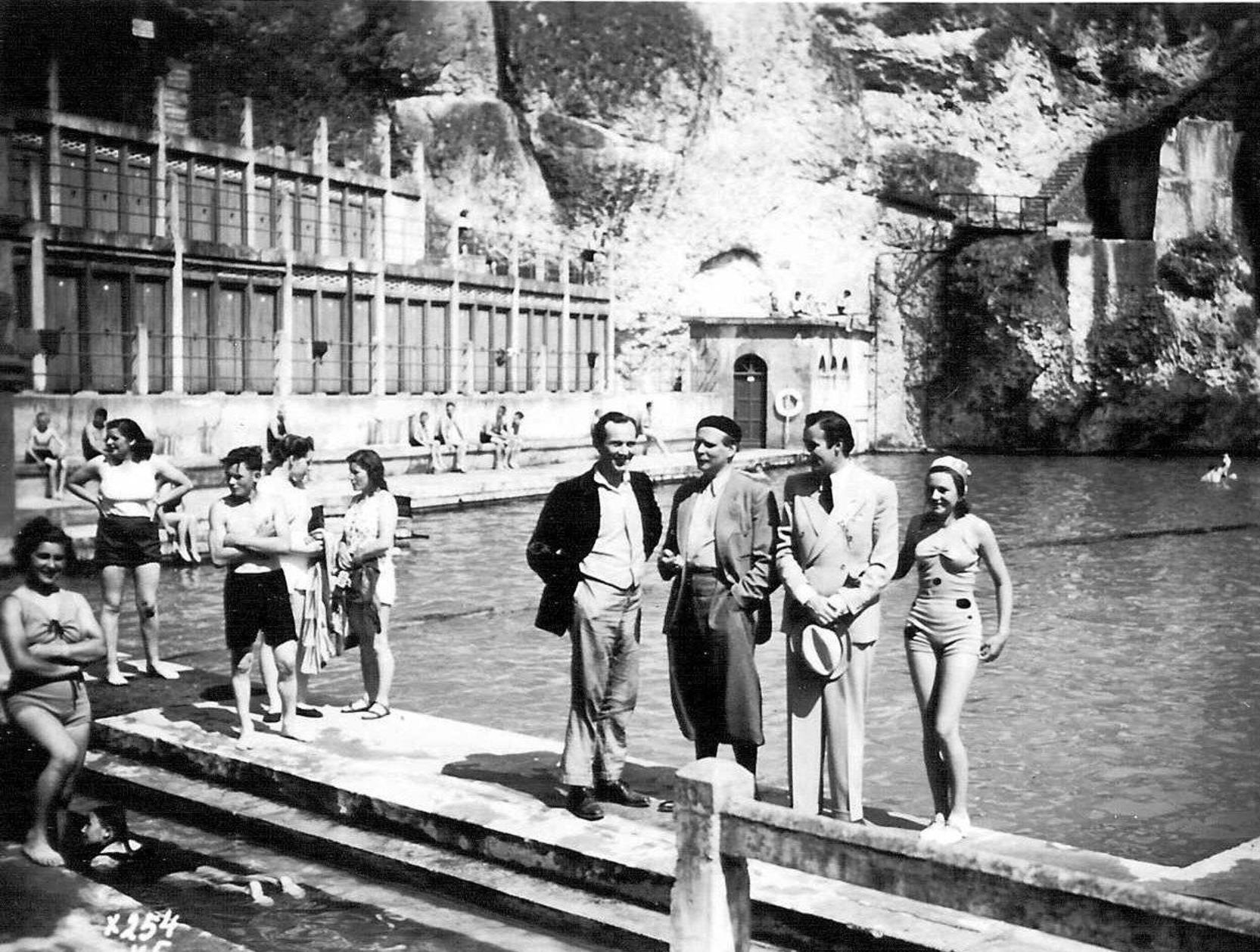 Sommer 1940. Die größte Katastrophe des 20. Jahrhunderts, der Zweite Weltkrieg, dauerte schon fast ein Jahr und hinterließ erste Spuren auch in Deutschland. Deshalb sollte das Volk bei Laune gehalten werden und so wurden in den Babelsberger Ufa-Studios musikalische Lustspiele im Dutzend produziert. In diese Kategorie fällt auch "Die lustigen Vagabunden", in dem sich ein Schauspieler und ein Maler aufmachen, um das Fichtelgebirge zu erobern und dort schnell für Banditen gehalten werden. Der Unterhaltungsfilm war mit Rudolf Platte, Carola Höhn oder Mady Rahl hochrangig besetzt. 