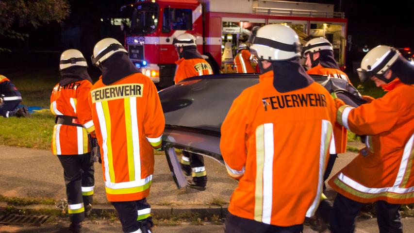 Dach abgeschnitten: Feuerwehr befreit eingeklemmten Fahrer