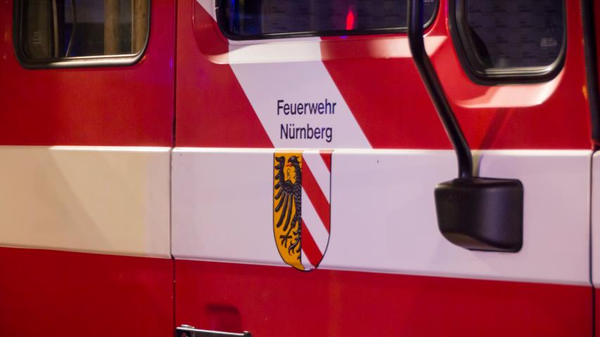 Dach abgeschnitten: Feuerwehr befreit eingeklemmten Fahrer