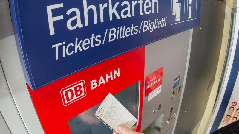 Durchschnittlich 1,3 Prozent müssen Bahn-Kunden ab 11. Dezember mehr für ihre Tickets bezahlen.
