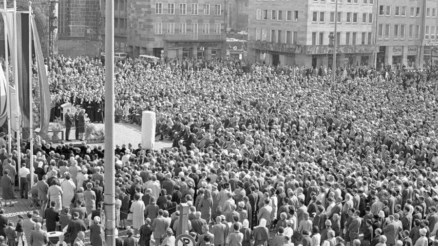 Kopf an Kopf stehen die evangelischen Christen zu Tausenden auf dem historischen Marktplatz und hören die Predigt ihres Bischofs.  Hier geht es zum Artikel vom 3. Oktober 1966: Mächtige Glaubenskundgebung