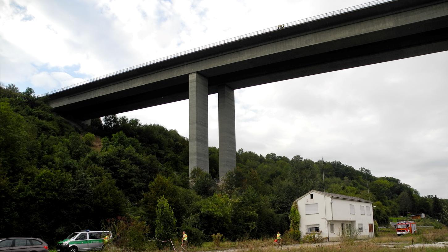 Am Freitagmorgen sind unter der Autobahnbrücke südöstlich von Würzburg die Leichen von zwei Kindern und ihrem Vater entdeckt worden.