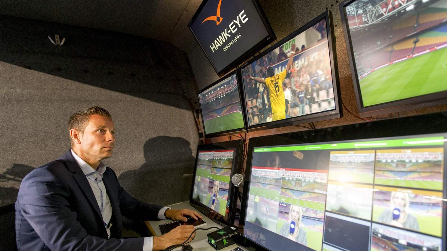 Der Videoschiedsrichter kann das Spiel über mehrere Monitore und aus verschiedenen Kameraperspektiven beobachten.