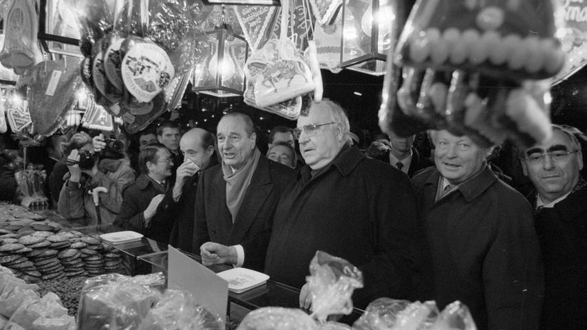 Hoher Besuch in Nürnberg: Bundeskanzler Helmut Kohl und Jacques Chirac, damaliger Präsident Frankreichs, besuchen den Nürnberger Christkindlesmarkt. Ebenfalls auf dem Bild: Frankreichs Premier Alain Juppé (links), OB Ludwig Scholz und Theo Waigel.