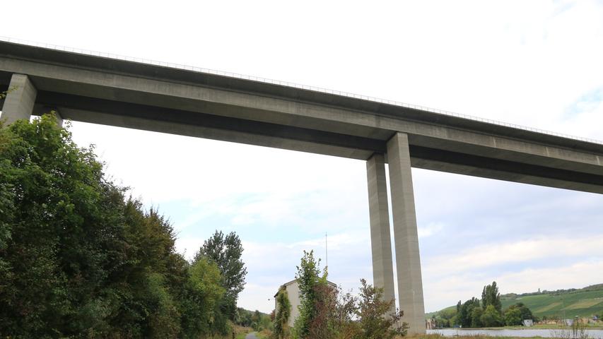 Sturz von Autobahnbrücke: Zwei Jungen und Vater sterben
