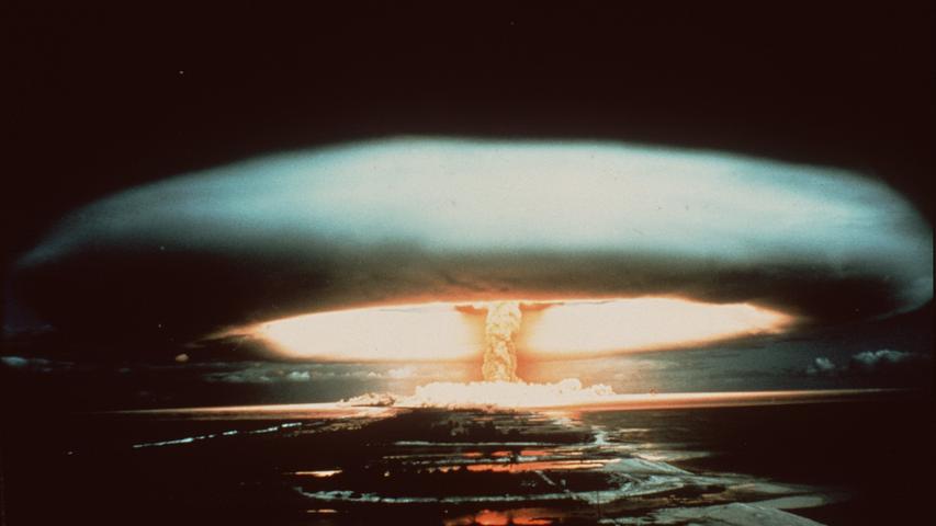 Am 26. Januar 1996 zündete Frankreich auf dem Mururoa-Atoll die letzte Atombombe einer Unterwasser-Testreihe. Die Aktion im Südpazifik löste international massive Proteste gegen den damaligen Präsidenten Jacques Chirac aus. Die Folgen für die Umwelt und die dort lebenden Bewohner sind bis heute schwerwiegend.