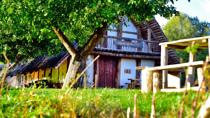 Auf den Spuren der Kelten. Das Erlebnisdorf Alcmona bei Dietfurt bietet Einblicke in das Leben längst vergangener Tage: Einbäume oder Brotbacken, Lehmöfen und Tierschädel inklusive. Alcmona heißt übersetzt "stilles Wasser" und ist der keltische Name für die Altmühl.