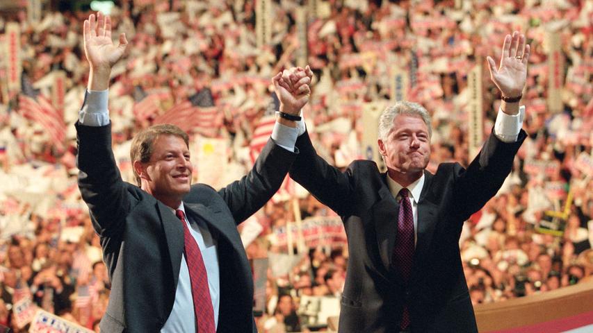 Bill Clinton (hier mit dem damaligen Vizepräsidenten Al Gore) gewinnt die Präsidentschaftswahl gegen seinen republikanischen Herausforderer Bob Dole und den unabhängigen Kandidaten Ross Perot klar und wird im Amt bestätigt. Seine zweite Amtszeit als US-Präsident wurde von der Affäre mit der bekanntesten Praktikantin der Welt, Monica Lewinsky, überschattet.
