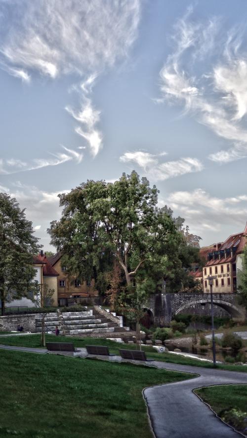 Ein Jahr ist vergangen seit der feierlichen Einweihung des neu gestalteten Hans-Kuffer-Parks in Berching. Jetzt räkelt sich die Anlage in der Herbstsonne und lädt zum Flanieren mit historischem Flair ein - ein Abstecher in die Innenstadt ist auch immer lohnend.