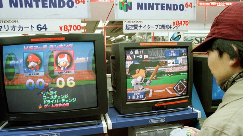 Nintendo bringt nach Nintendo SNES und Atari Jaguar die dritte Videospielkonsole in Japan auf den Markt. Ein Jahr später, genauer gesagt im März 1997, war sie dann auch in Deutschland zu haben. Übrigens hat das Teil anfangs stolze 399 Mark gekostet.