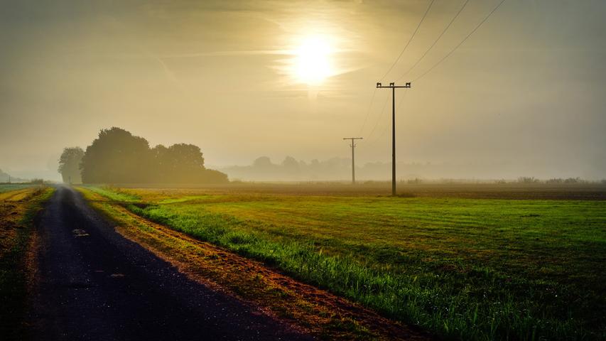 Ein Abend- oder Morgenspaziergang im Nebel verwandelt den ganzen Tag. Bei Freystadt führt dieser Weg durch die Felder.