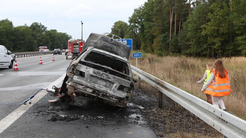 Während der Fahrt: BMW geht auf A3 in Flammen auf