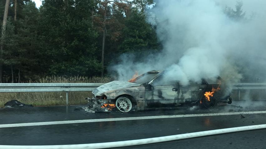 Während der Fahrt: BMW geht auf A3 in Flammen auf