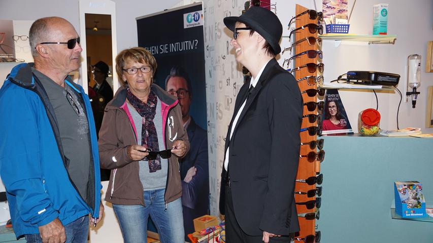 Im Blues-Brother-Outfit beriet Optikerin Karin Dernerth ihre Kunden.