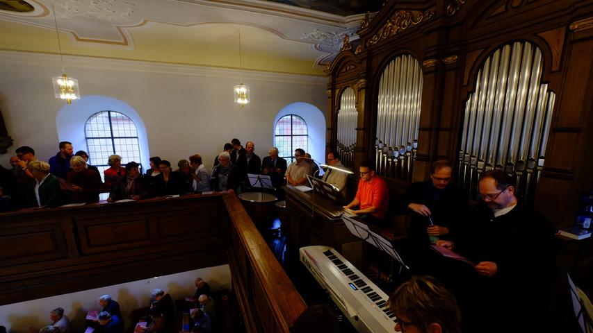 Auch oben auf der Empore ist es voll. Dort musizieren Claus Keller und seine Chöre.