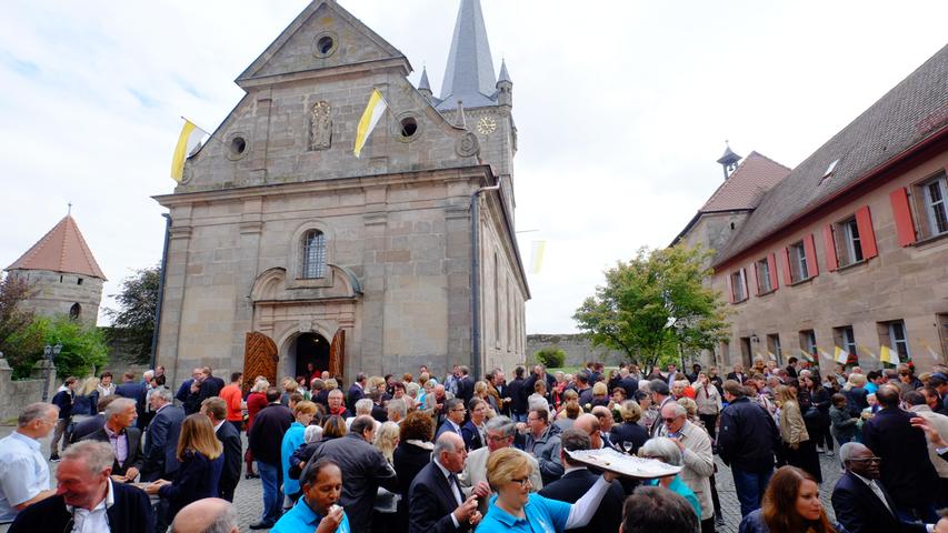 Nach dem Gottesdienst wurde vor der Kirche weitergefeiert mit Häppchen vom Sachausschuss "Feste und Feiern".