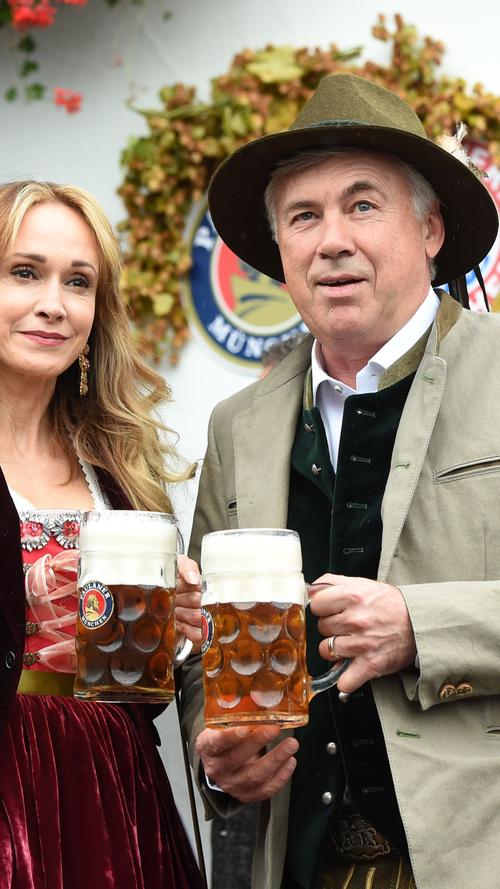 Alle Jahre wieder lässt sich der FC Bayern auf dem Münchner Oktoberfest blicken. In diesem Jahr drückte das 1:1 gegen Köln vom Vortag ein wenig auf die Stimmung, dennoch hatten Ribery, Hoeneß & Co. ihren Spaß.