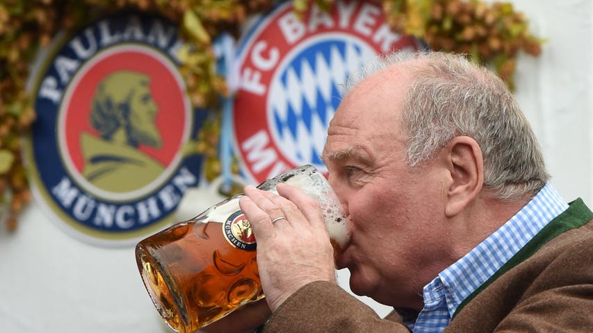 Alle Jahre wieder lässt sich der FC Bayern auf dem Münchner Oktoberfest blicken. In diesem Jahr drückte das 1:1 gegen Köln vom Vortag ein wenig auf die Stimmung, dennoch hatten Ribery, Hoeneß & Co. ihren Spaß.
