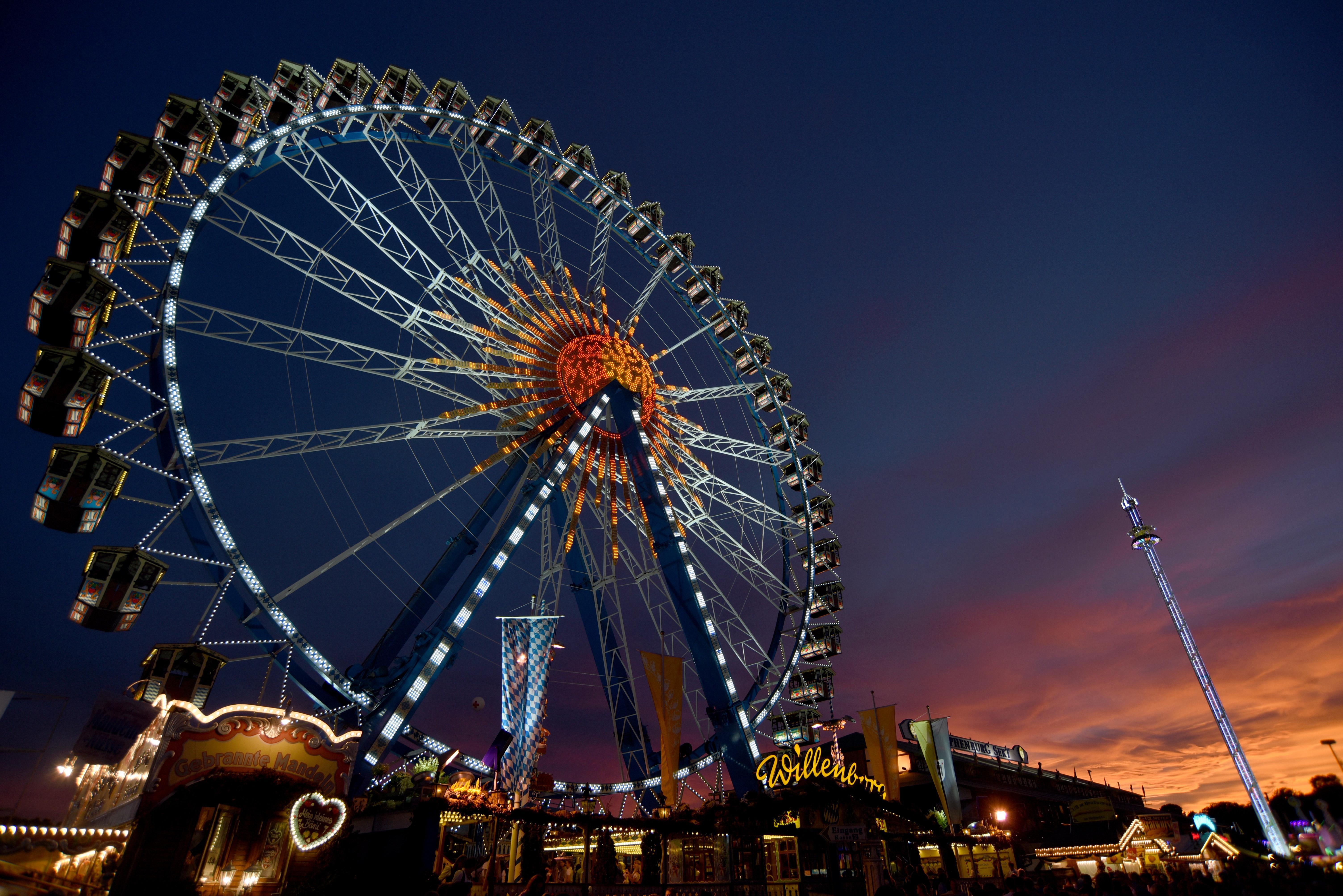Wenn es dunkel wird, erstrahlen auf der Theresienwiese Millionen von Lichtern. Dann herrscht auf dem Festplatz eine ganz besondere Atmosphäre. Tagsüber lohnt sich ein Besuch des Hauptturms der Paulskriche. Von dort aus hat man einen beeindruckenden Blick auf das Oktoberfest und ganz München. Bei schönem Wetter kann man hinter den Zelten sogar die Alpen sehen.