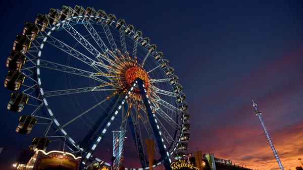 Wenn es dunkel wird, erstrahlen auf der Theresienwiese Millionen von Lichtern. Dann herrscht auf dem Festplatz eine ganz besondere Atmosphäre. Tagsüber lohnt sich ein Besuch des Hauptturms der Paulskriche. Von dort aus hat man einen beeindruckenden Blick auf das Oktoberfest und ganz München. Bei schönem Wetter kann man hinter den Zelten sogar die Alpen sehen.