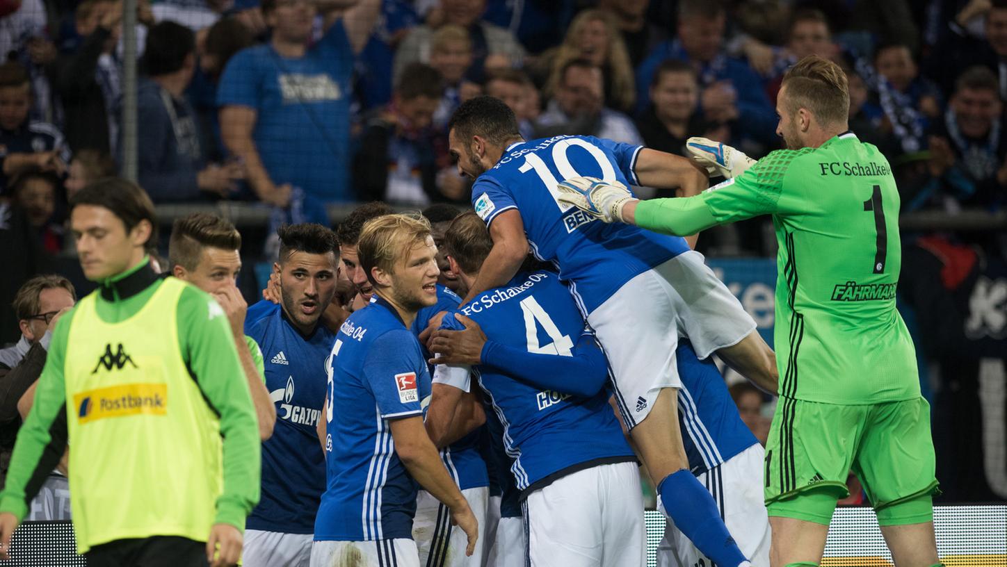 Königsblaue Jubeltraube: Schalke hat durch ein 4:0 gegen Gladbach seine Krise beendet.