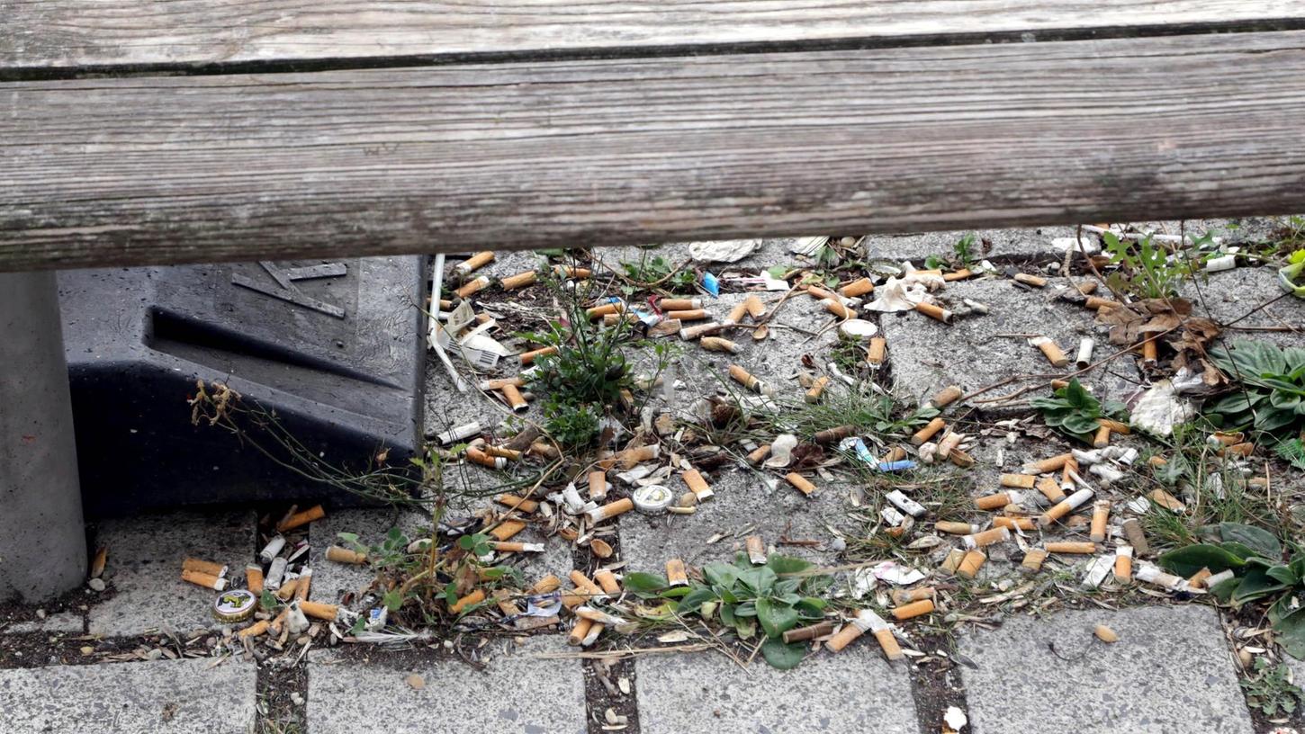 Überall Zigarettenstümmel: Auch der Müll ist auf dem Nürnberger Aufseßplatz zum Problem geworden.