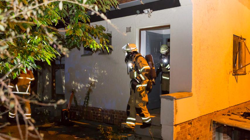 Alarm in der Wehlauer Straße: Dort brannte es am Sonntagabend in einem unbewohnten Einfamilienhaus. Die Ursache des Feuers ist noch unklar.
