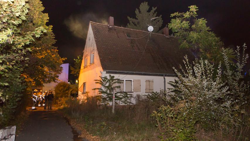 Alarm in der Wehlauer Straße: Dort brannte es am Sonntagabend in einem unbewohnten Einfamilienhaus. Die Ursache des Feuers ist noch unklar.