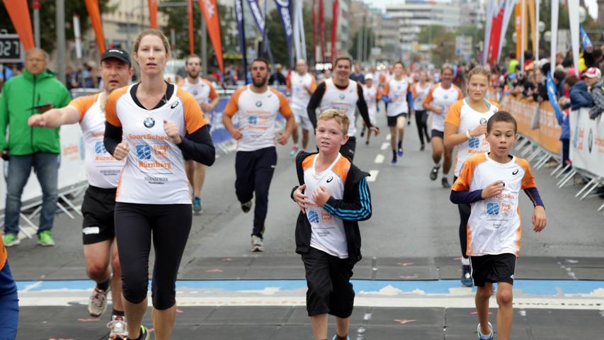 Hunderte Sportler messen sich beim 6-Kilometer-Lauf