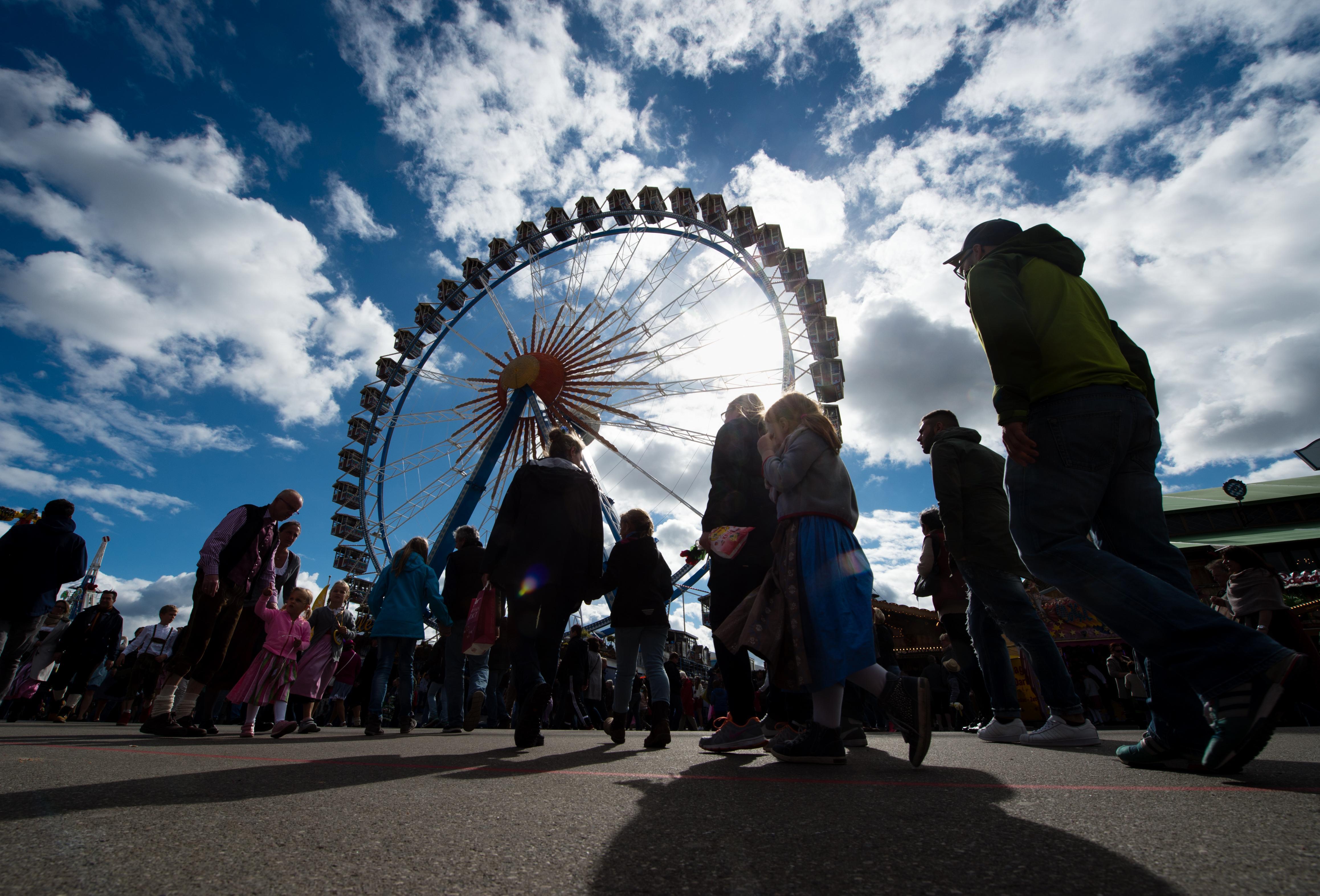 "O'zapft is!" Klar, dass eine Bildergalerie über das Oktoberfest mit diesem Ausruf beginnen muss. Wenn traditionell der Münchener Oberbürgermeister das größte Volksfest der Welt eröffnet, stemmen ihm gut gelaunte Menschen in Tracht ihre Maßkrüge entgegen. Ausnahmezustand! Warum Sie unbedingt auch Teil des Wiesn-Wahnsinns werden sollten, haben wir in den folgenden Bildern zusammengefasst.