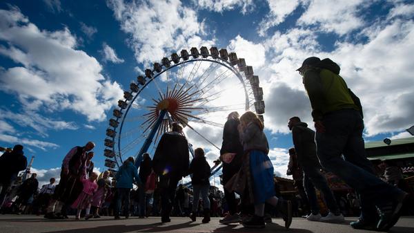 "O'zapft is!" Klar, dass eine Bildergalerie über das Oktoberfest mit diesem Ausruf beginnen muss. Wenn traditionell der Münchener Oberbürgermeister das größte Volksfest der Welt eröffnet, stemmen ihm gut gelaunte Menschen in Tracht ihre Maßkrüge entgegen. Ausnahmezustand! Warum Sie unbedingt auch Teil des Wiesn-Wahnsinns werden sollten, haben wir in den folgenden Bildern zusammengefasst.