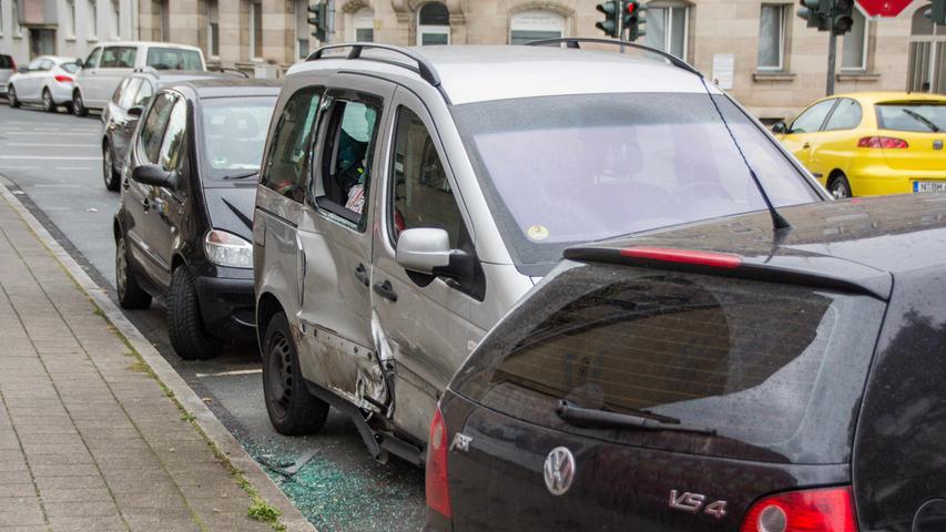 In parkende Autos gekracht: Missglücktes Abbiegemanöver in Fürth