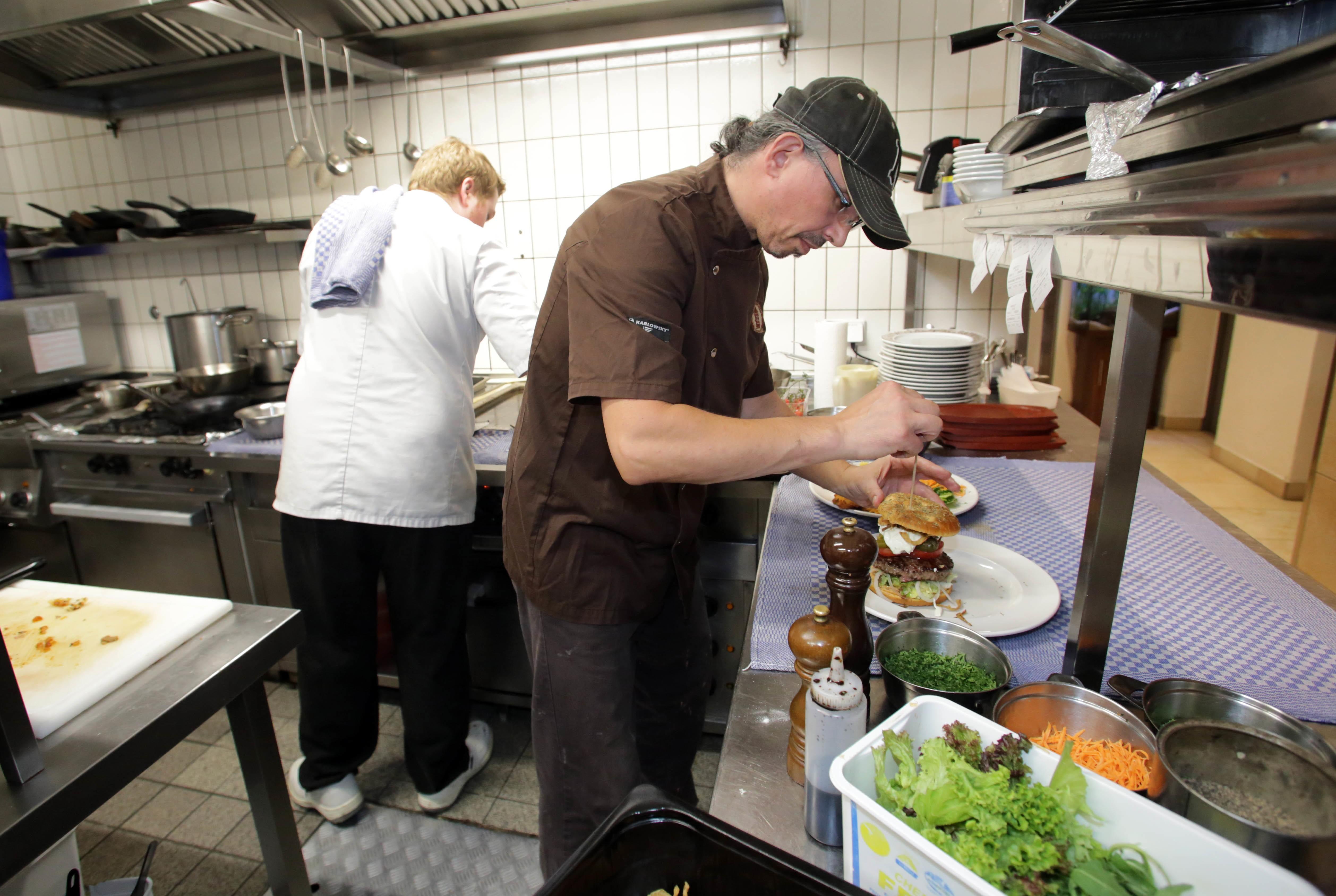 Heute bereitet Nico Anschütz liebevoll das Essen zu. Für den Küchenmeister ist vor fünf Jahren mit dem "Nassauer Keller" ein Traum in Erfüllung gegangen.
