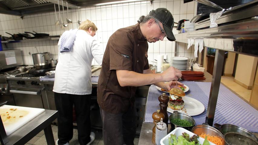 Heute bereitet Nico Anschütz liebevoll das Essen zu. Für den Küchenmeister ist vor fünf Jahren mit dem "Nassauer Keller" ein Traum in Erfüllung gegangen.
