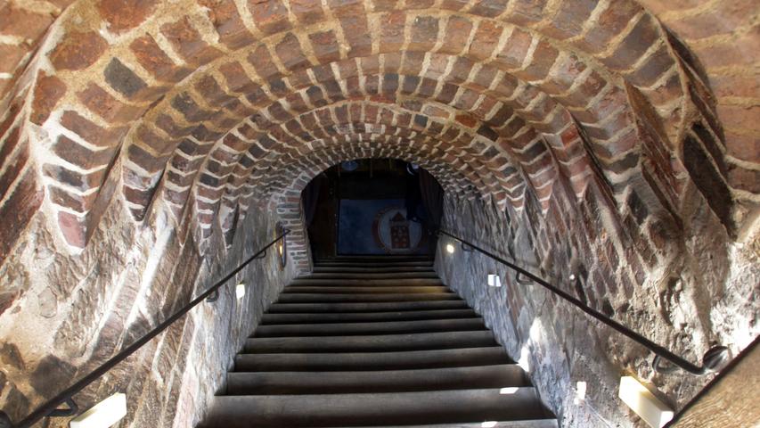Wir begeben uns 21 Stufen hinab in die Kellergewölbe des letzten Turmhauses Nürnbergs - es geht in das Nassauer Haus.