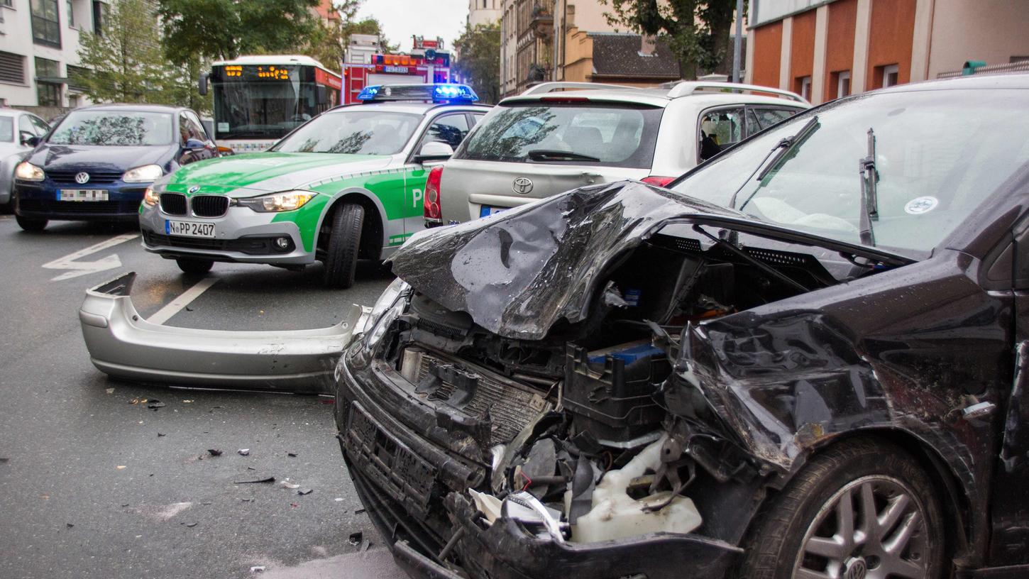 Zerbeulte Motorhauben und abgebrochene Stoßstangen: Bei dem Unfall in der Fürther Südstadt rückten Polizei und Feuerwehr aus.