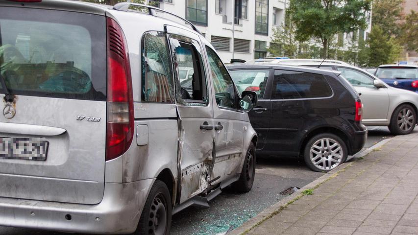 In parkende Autos gekracht: Missglücktes Abbiegemanöver in Fürth