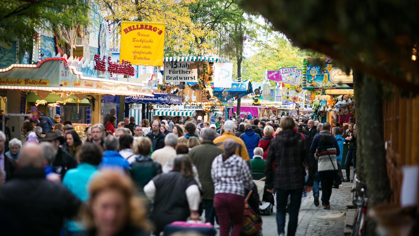 „Stand heute schwer vorstellbar“ findet man auch im Rathaus derartigen Massenandrang auf der Kirchweih. Doch über Wohl und Wehe des Fürther Herzensfestes soll erst einen Monat vor dem geplanten Start im Oktober entschieden werden.