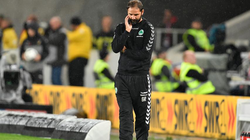 Auch Kleeblatt-Coach Stefan Ruthenbeck kam ob des Fürther Fehlstarts an der Seitenlinie mächtig ins Grübeln.