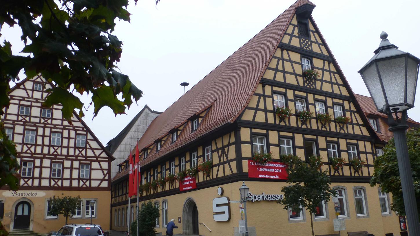 Tausende Schüler beteiligen sich am "Planspiel Börse" der Sparkasse - auch in Neustadt an der Aisch.