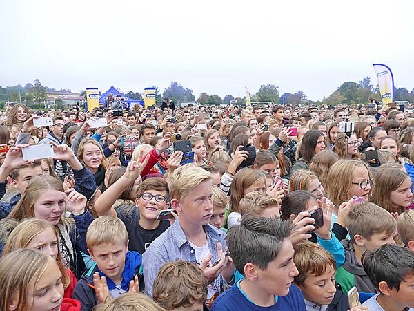 Auch die Schüler der Realschule und der Römerbrunnenschule durften kommen. Auch die Schüler der Realschule und der Römerbrunnenschule durften kommen.