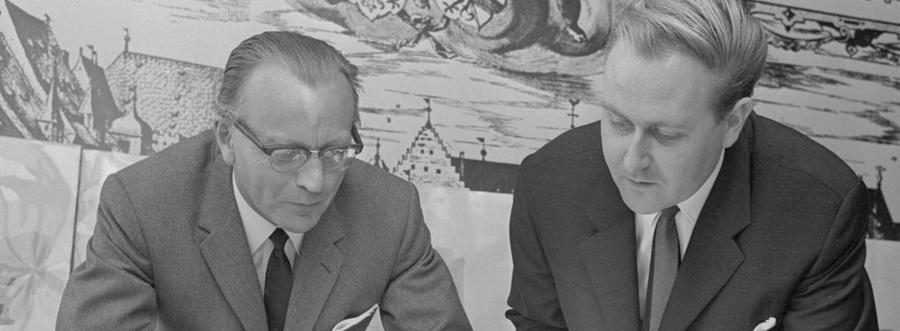 Der Planer, Architekt Professor Gerhard G. Dittrich (links), erläutert mit Esso-Pressechef Peter Störring die Lage des Neubaues. Hier geht es zum Artikel vom 6. Oktober 1966: Motor-Hotel mitten im Volkspark