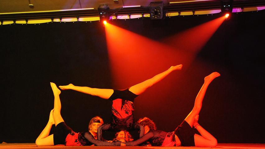 Einfallsreich und mit atemberaubenden Nummern feierten 18 Gruppen den 25. Geburtstag des Neumarkter Circusvereins: mit Jonglage, Tanz und Akrobatik.