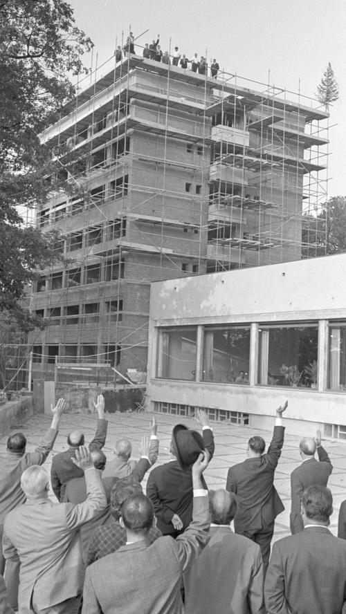 Die auf dem Boden gebliebenen Ehrengäste stimmten in das dreifache Hoch ein, das der Polier auf dem sechsgeschossigen Neubau (im Hintergrund) am Schmausenbuck anstimmte. Der anschließende flache Trakt beherbergt das Restaurant mit 300 Plätzen.  Hier geht es zum Artikel vom 8. Oktober 1966: Neues Hotel beim Tiergarten