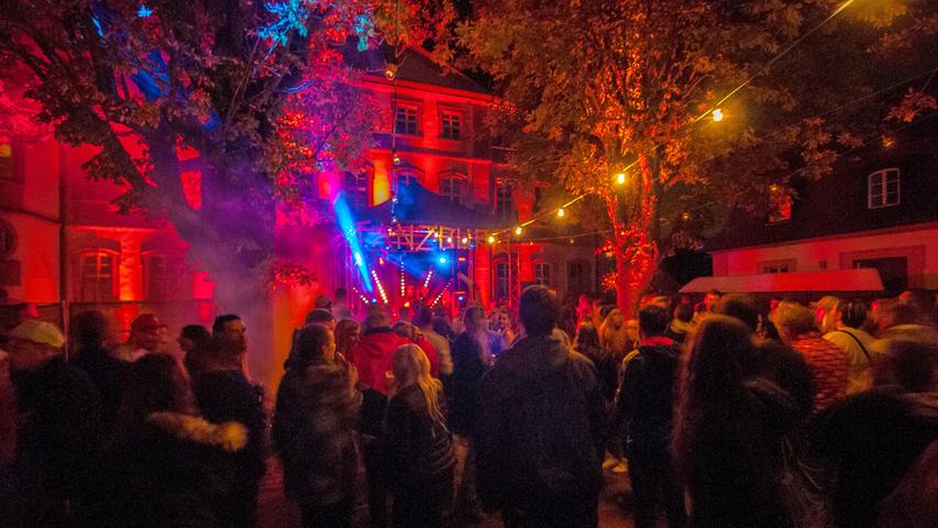 Die klassische Kulisse der Jägersburg bei Bammersdorf war am Wochenende die Tanzfläche des Tanzburg-Festivals. Dort frönten 400 Elektrofans der House-, Techno- und Minimalmusik.