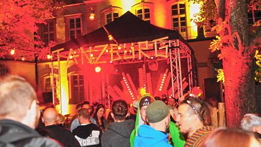 Die klassische Kulisse der Jägersburg bei Bammersdorf war am Wochenende die Tanzfläche des Tanzburg-Festivals. Dort frönten 400 Elektrofans der House-, Techno- und Minimalmusik.